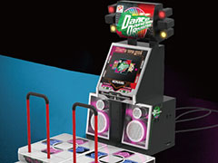 やっぱり初代「DanceDanceRevolution」のミニだ! 瑞起の新製品は初期楽曲をメインに収録し,コナステ用コントローラも使える1/5のDDR筐体