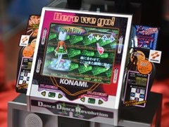 「DanceDanceRevolution Classic Mini」の実機サンプル写真をお届け。液晶は美しく,単体でも問題なく遊べそうな仕上がり