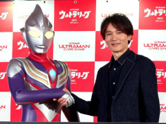 「ウルトラマン カードゲーム」の発売開始記念イベントをレポート。「ウルトラマンティガ」のマドカ・ダイゴ役を演じた長野 博さんがサプライズ登壇