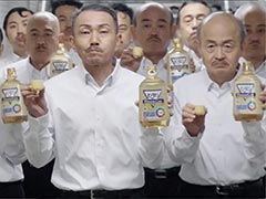 アース製薬が「8番出口」をパロディ。“お口クチュクチュ”しながら大量のおじさんが迫ってくる新CMを公開