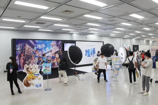 画像集 No.002のサムネイル画像 / 「護縁」ブースにユッシ・ユキに扮したコスプレイヤーが登場。プロカメラマンによる撮影サービスも行われた“Ultra acosta!”レポート