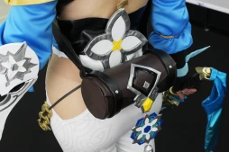 画像集 No.008のサムネイル画像 / 「護縁」ブースにユッシ・ユキに扮したコスプレイヤーが登場。プロカメラマンによる撮影サービスも行われた“Ultra acosta!”レポート