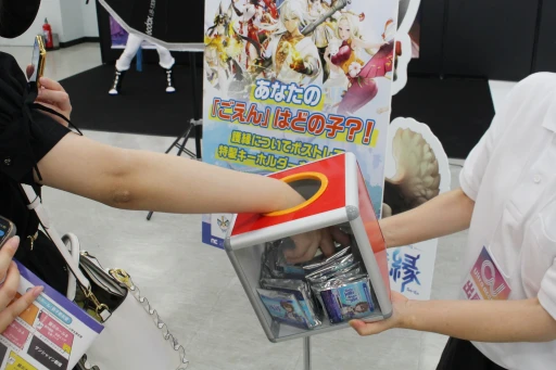 画像集 No.013のサムネイル画像 / 「護縁」ブースにユッシ・ユキに扮したコスプレイヤーが登場。プロカメラマンによる撮影サービスも行われた“Ultra acosta!”レポート
