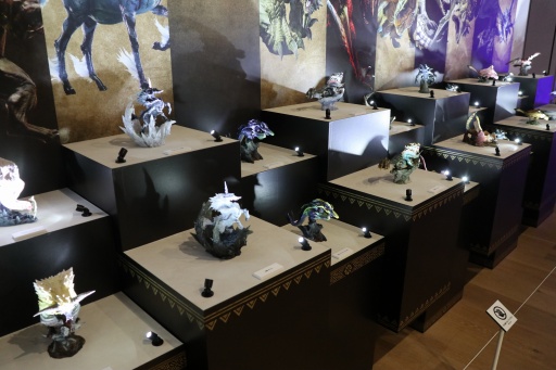 画像集 No.020のサムネイル画像 / 明日開幕「モンスターハンター20周年-大狩猟展-」発表会&内覧会レポート。歴代シリーズの武具とモンスターを堪能できる展示が盛りだくさん