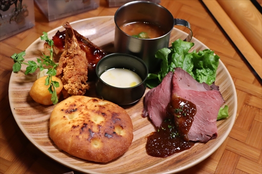 画像ギャラリー No.004のサムネイル画像 / USJ×「モンスターハンターワイルズ」コラボが期間限定で開催中。獣人族モリバーのアジトをモチーフにしたコラボレストランと,ARスタンプラリーを体験してきた