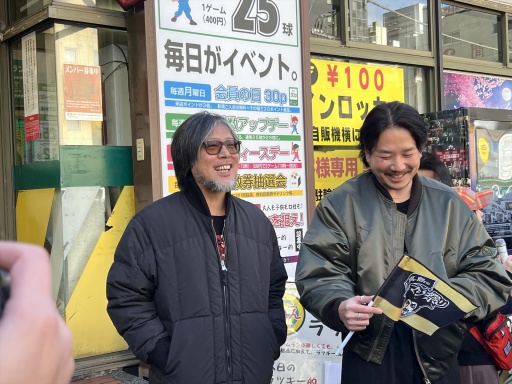 画像集 No.010のサムネイル画像 / 「龍が如く」ファンミーティングを2年ぶりに開催。第1部は新宿・歌舞伎町を練り歩きながら,グッズ自動販売機のお披露目ツアーを実施