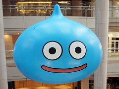 巨大なスライムが横浜ランドマークタワーに出現!「ドラゴンクエストカーニバル in 横浜・みなとみらい」でドラクエの世界を堪能しよう