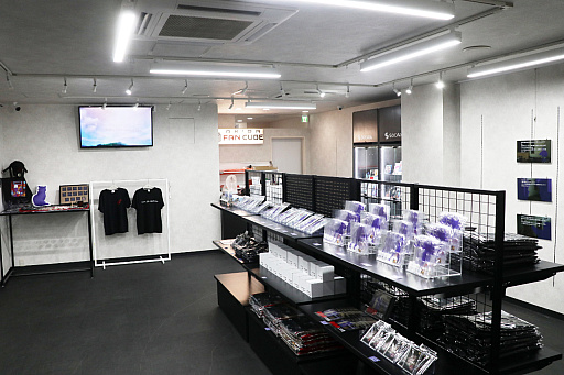 画像ギャラリー No.001のサムネイル画像 / 「かまいたちの夜 POP UP SHOP」内覧会レポ。原田ちあき氏の描き下ろしイラストを使ったTシャツなど30周年を記念した新作グッズがズラリ！