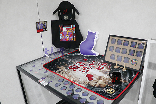 画像ギャラリー No.002のサムネイル画像 / 「かまいたちの夜 POP UP SHOP」内覧会レポ。原田ちあき氏の描き下ろしイラストを使ったTシャツなど30周年を記念した新作グッズがズラリ！
