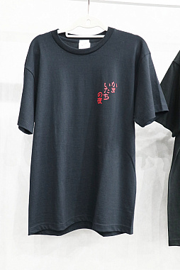 画像ギャラリー No.003のサムネイル画像 / 「かまいたちの夜 POP UP SHOP」内覧会レポ。原田ちあき氏の描き下ろしイラストを使ったTシャツなど30周年を記念した新作グッズがズラリ！