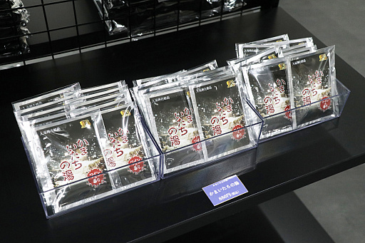 画像ギャラリー No.010のサムネイル画像 / 「かまいたちの夜 POP UP SHOP」内覧会レポ。原田ちあき氏の描き下ろしイラストを使ったTシャツなど30周年を記念した新作グッズがズラリ！