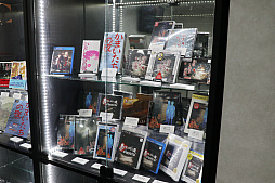 画像ギャラリー No.013のサムネイル画像 / 「かまいたちの夜 POP UP SHOP」内覧会レポ。原田ちあき氏の描き下ろしイラストを使ったTシャツなど30周年を記念した新作グッズがズラリ！