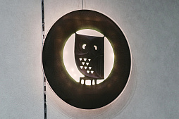 画像ギャラリー No.016のサムネイル画像 / 「かまいたちの夜 POP UP SHOP」内覧会レポ。原田ちあき氏の描き下ろしイラストを使ったTシャツなど30周年を記念した新作グッズがズラリ！