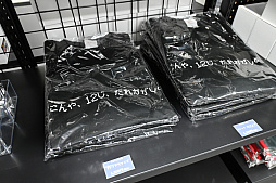 画像ギャラリー No.020のサムネイル画像 / 「かまいたちの夜 POP UP SHOP」内覧会レポ。原田ちあき氏の描き下ろしイラストを使ったTシャツなど30周年を記念した新作グッズがズラリ！