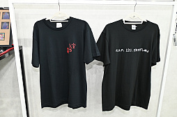 画像ギャラリー No.022のサムネイル画像 / 「かまいたちの夜 POP UP SHOP」内覧会レポ。原田ちあき氏の描き下ろしイラストを使ったTシャツなど30周年を記念した新作グッズがズラリ！