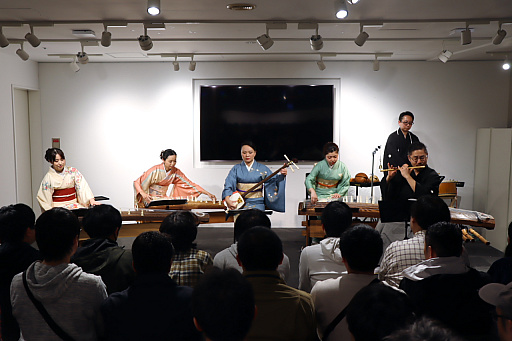 画像ギャラリー No.002のサムネイル画像 / 「風来のシレン6」の楽曲を和楽器グループ「ファミ箏」が演奏。「風来のシレン30周年記念 不思議のダンジョンストア」のミニライブをレポート