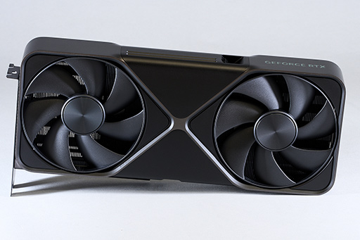 画像集 No.002のサムネイル画像 / 写真で見る「GeForce RTX 5090 Founders Edition」。斬新な冷却構造の採用で2スロットの厚みを実現した新世代GeForce