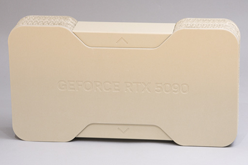 画像集 No.005のサムネイル画像 / 写真で見る「GeForce RTX 5090 Founders Edition」。斬新な冷却構造の採用で2スロットの厚みを実現した新世代GeForce