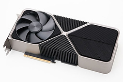 画像集 No.007のサムネイル画像 / 写真で見る「GeForce RTX 5090 Founders Edition」。斬新な冷却構造の採用で2スロットの厚みを実現した新世代GeForce