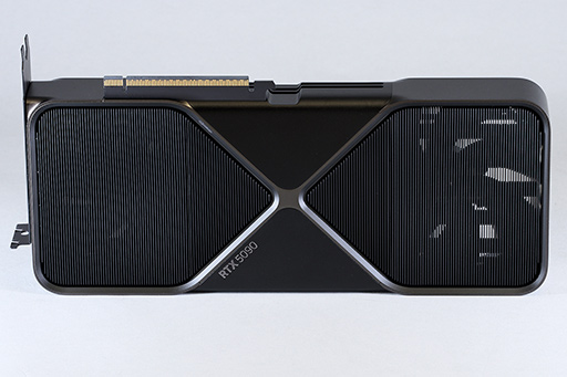 画像集 No.008のサムネイル画像 / 写真で見る「GeForce RTX 5090 Founders Edition」。斬新な冷却構造の採用で2スロットの厚みを実現した新世代GeForce