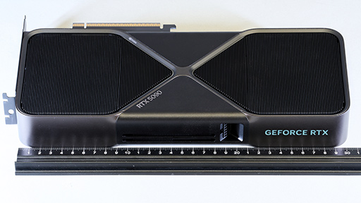 画像集 No.010のサムネイル画像 / 写真で見る「GeForce RTX 5090 Founders Edition」。斬新な冷却構造の採用で2スロットの厚みを実現した新世代GeForce