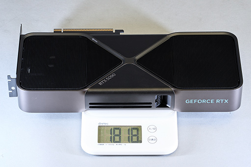 画像集 No.011のサムネイル画像 / 写真で見る「GeForce RTX 5090 Founders Edition」。斬新な冷却構造の採用で2スロットの厚みを実現した新世代GeForce