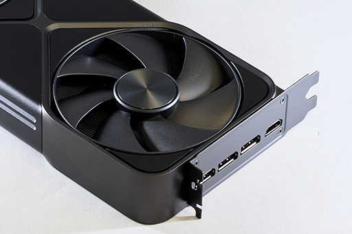 画像集 No.013のサムネイル画像 / 写真で見る「GeForce RTX 5090 Founders Edition」。斬新な冷却構造の採用で2スロットの厚みを実現した新世代GeForce