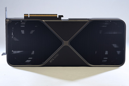 画像集 No.014のサムネイル画像 / 写真で見る「GeForce RTX 5090 Founders Edition」。斬新な冷却構造の採用で2スロットの厚みを実現した新世代GeForce