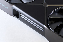 画像集 No.015のサムネイル画像 / 写真で見る「GeForce RTX 5090 Founders Edition」。斬新な冷却構造の採用で2スロットの厚みを実現した新世代GeForce