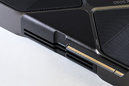 画像集 No.016のサムネイル画像 / 写真で見る「GeForce RTX 5090 Founders Edition」。斬新な冷却構造の採用で2スロットの厚みを実現した新世代GeForce