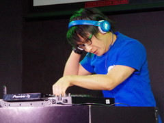 最新作「グルーヴコースター フューチャーパフォーマーズ」ではシリーズ初のストーリーモードが登場。ミニDJライブも実施された制作発表会レポート