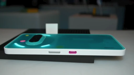 画像ギャラリー No.008のサムネイル画像 / 「Phone (3a) Community Edition」がお披露目されたポップアップイベントをレポート。90年代後半のゲーム機を思わせるデザインが魅力