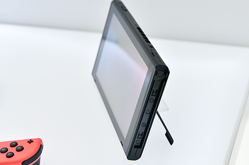 画像集 No.005のサムネイル画像 / 写真で見る「Nintendo Switch」。本体やドックだけでなく,専用ゲームパッド「Joy-Con」にも注目せよ