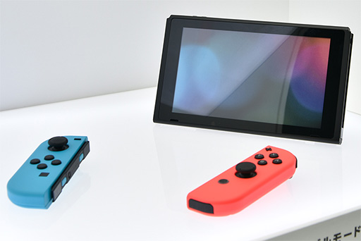 画像集 No.008のサムネイル画像 / 写真で見る「Nintendo Switch」。本体やドックだけでなく,専用ゲームパッド「Joy-Con」にも注目せよ