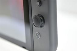 画像集 No.015のサムネイル画像 / 写真で見る「Nintendo Switch」。本体やドックだけでなく,専用ゲームパッド「Joy-Con」にも注目せよ