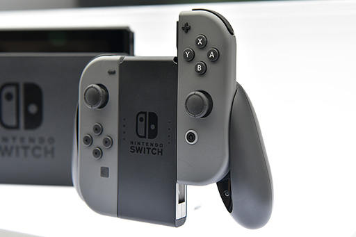 画像集 No.018のサムネイル画像 / 写真で見る「Nintendo Switch」。本体やドックだけでなく,専用ゲームパッド「Joy-Con」にも注目せよ