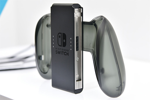 画像集 No.019のサムネイル画像 / 写真で見る「Nintendo Switch」。本体やドックだけでなく,専用ゲームパッド「Joy-Con」にも注目せよ