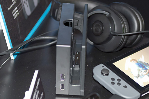 画像集 No.026のサムネイル画像 / 写真で見る「Nintendo Switch」。本体やドックだけでなく,専用ゲームパッド「Joy-Con」にも注目せよ