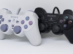 PlayStation 5用ゲームパッド「DualSense」が発表されたので,PSシリーズを支えた「DUALSHOCK」の進化を見比べてみる