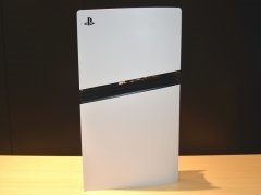 「PlayStation 5 Pro」開封の儀。ちょっと縦に長くなった新たなPS5は,フット付属で横置きがデフォルト