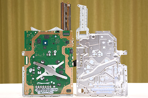 画像集 No.028のサムネイル画像 / 「PlayStation 5 Pro」分解レポート。最新APUを搭載する高性能モデルの内部構造を明らかにしよう