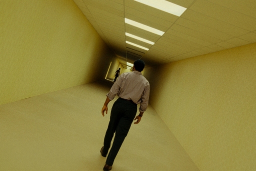 画像ギャラリー No.002のサムネイル画像 / ネット都市伝説発のホラー映画「Backrooms」，日本公開が決定。A24が手がけ，海外では初週末から大ヒットを記録した話題作