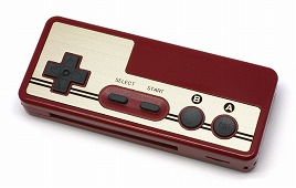 画像集 No.002のサムネイル画像 / ファミコンのゲームパッドをモチーフにしたモバイルバッテリーが発売。microSDカードリーダー付き