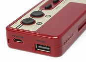 画像集 No.004のサムネイル画像 / ファミコンのゲームパッドをモチーフにしたモバイルバッテリーが発売。microSDカードリーダー付き