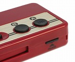 画像集 No.005のサムネイル画像 / ファミコンのゲームパッドをモチーフにしたモバイルバッテリーが発売。microSDカードリーダー付き