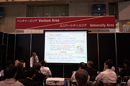 画像集 No.003のサムネイル画像 / CEATEC JAPAN 2015まとめ。ゲームシーンに来てくれるかもしれない触覚技術などを,コンパニオンのおねーさんともども見てきた