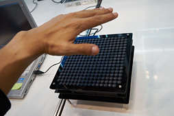 画像集 No.009のサムネイル画像 / CEATEC JAPAN 2015まとめ。ゲームシーンに来てくれるかもしれない触覚技術などを,コンパニオンのおねーさんともども見てきた