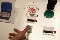 画像集 No.017のサムネイル画像 / CEATEC JAPAN 2015まとめ。ゲームシーンに来てくれるかもしれない触覚技術などを,コンパニオンのおねーさんともども見てきた