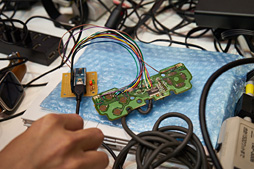 画像集 No.021のサムネイル画像 / CEATEC JAPAN 2015まとめ。ゲームシーンに来てくれるかもしれない触覚技術などを,コンパニオンのおねーさんともども見てきた