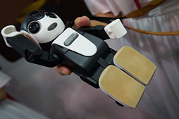 画像集 No.025のサムネイル画像 / CEATEC JAPAN 2015まとめ。ゲームシーンに来てくれるかもしれない触覚技術などを,コンパニオンのおねーさんともども見てきた